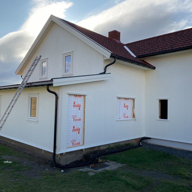 Fasadearbeid på et hvit hus