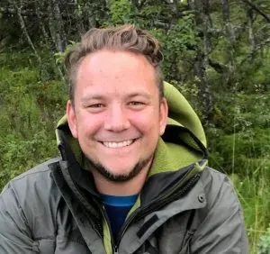 Smilende mann i naturen